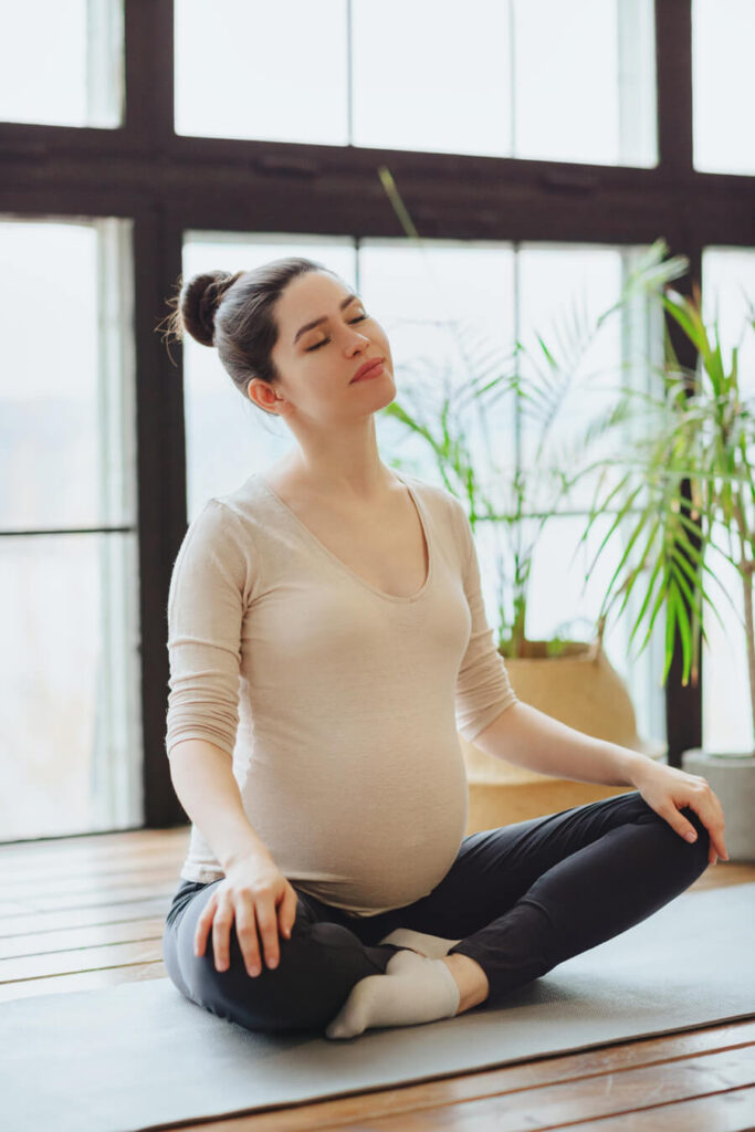 Le yoga prénatal pour établir la connexion entre la maman et son bébé in utéro